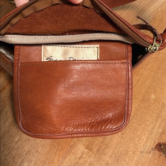 Sven USA Small Leather Sling Bag - Picture 4 of 12